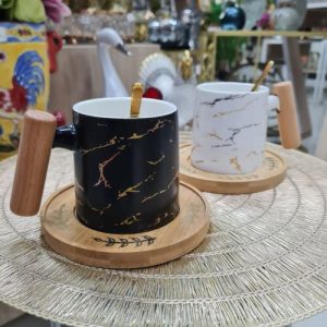 Pocillo de cerámica mate plato madera cuchara oro cromada